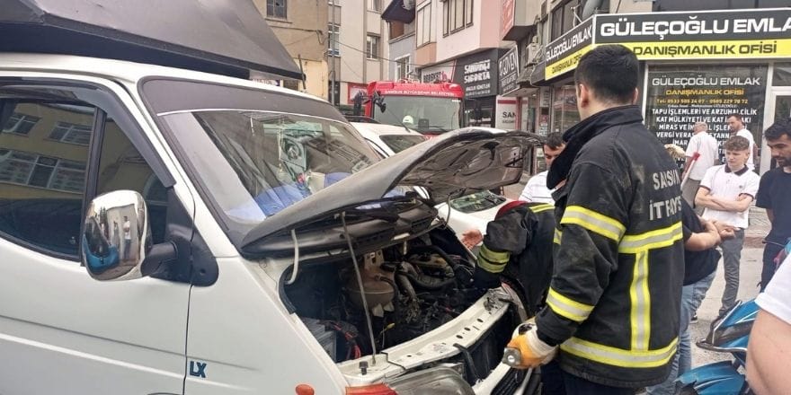 Bafra'da araç motoruna giren yılan çıkarıldı