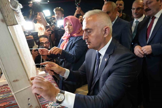 Samsun'da 155 bin kişi ilmek atarak Atatürk portresi yapacak!