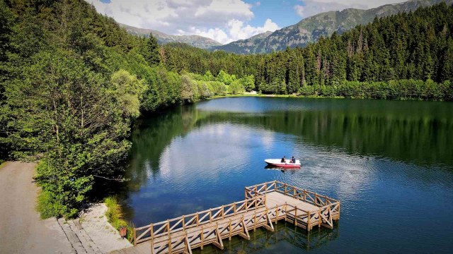 Artvin'de Şavşat Karagöl muhteşem güzelliği hayran bırakıyor
