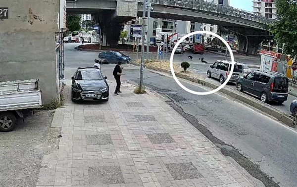 Samsun'da motosiklet sürücüsünün ağır yaralandığı kaza kameralara yansıdı
