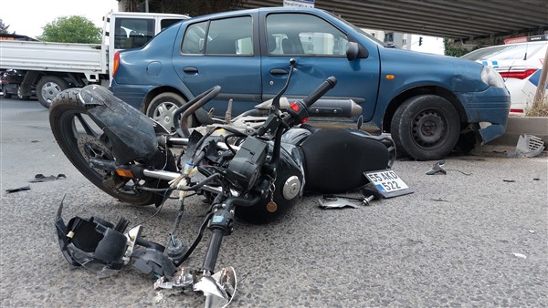 Samsun'da motosiklet sürücüsünün ağır yaralandığı kaza kameralara yansıdı