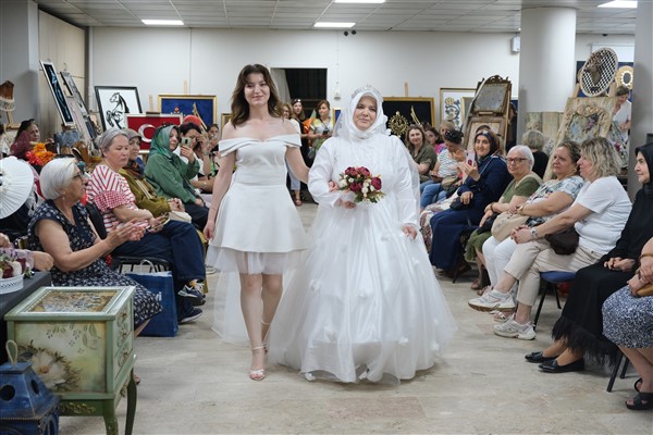 Samsunlu Elmas Aksoy'un evlendikten 33 yıl sonra gelinlik giydi