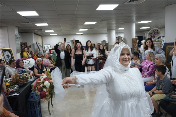 Samsunlu Elmas Aksoy'un evlendikten 33 yıl sonra gelinlik giydi