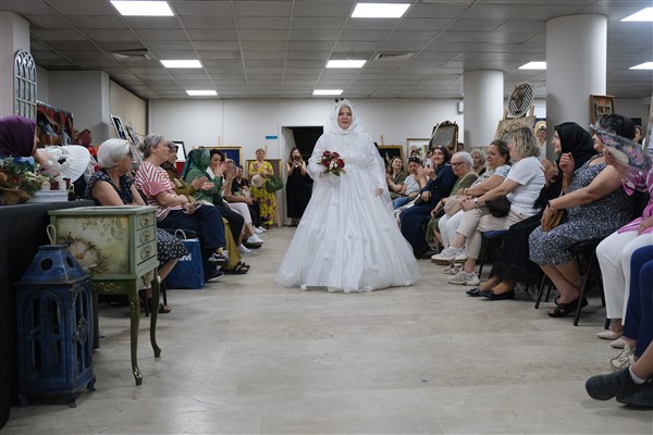 Samsunlu Elmas Aksoy'un evlendikten 33 yıl sonra gelinlik giydi