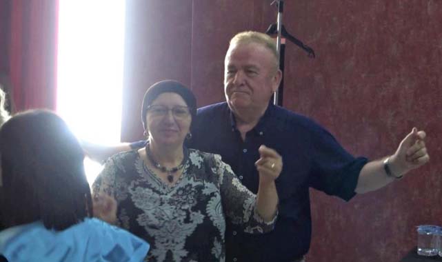 Samsun'da 71 yaşında lise diploması aldı, göbek attı