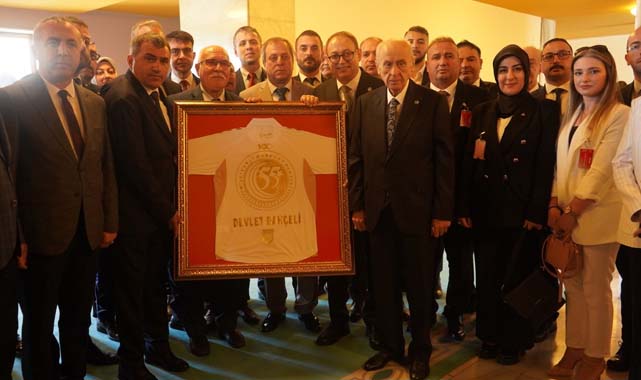 MHP Samsun'dan Ankara çıkarması! Bahçeli'ye Samsunspor forması hediye ettiler