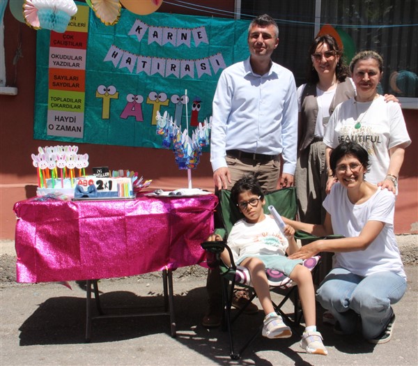 Samsun'da serebral palsi hastası Asrın'a evinin önünde karne töreni