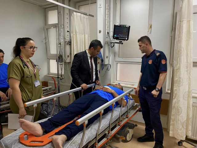 Halit Doğan yangında yaralanan itfaiye görevlilerini hastanede ziyaret etti