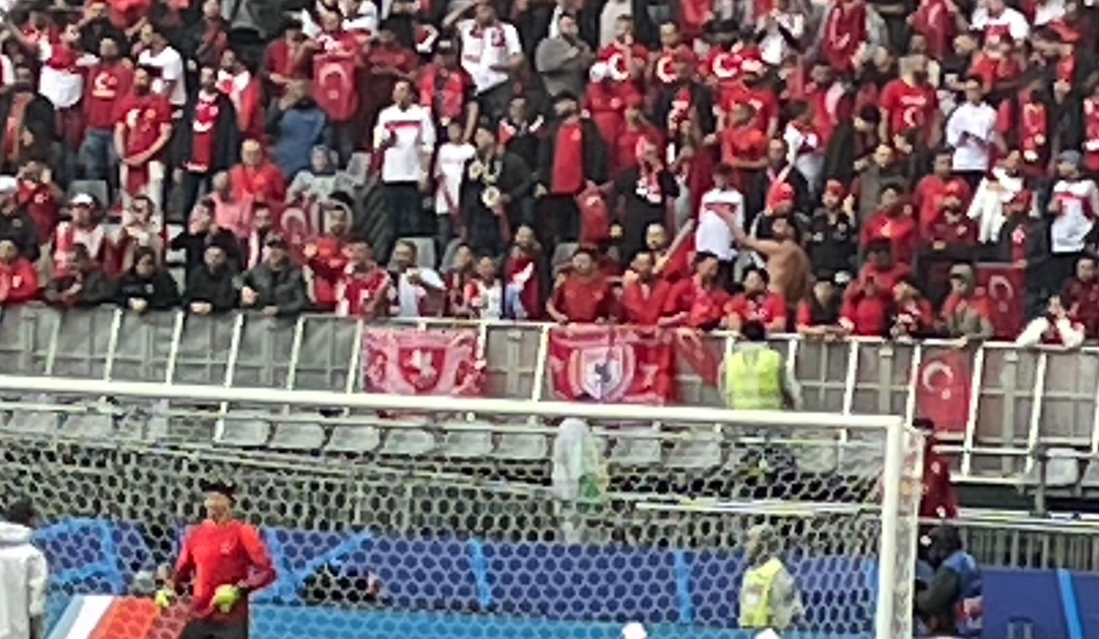 Türkiye-Gürcistan maçında tribünlerde Samsunspor bayrağı dalgalandı