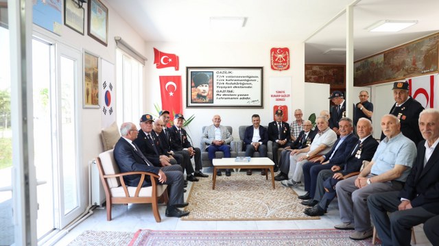 Yusuf Ziya Yılmaz Samsun'da gaziler ve sakatlar derneği üyeleri ile bayramlaştı