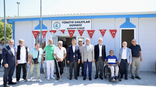 Yusuf Ziya Yılmaz Samsun'da gaziler ve sakatlar derneği üyeleri ile bayramlaştı
