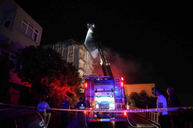 Samsun Cedit mahallesinde 5 katlı apartmanın çatı katında yangın çıktı