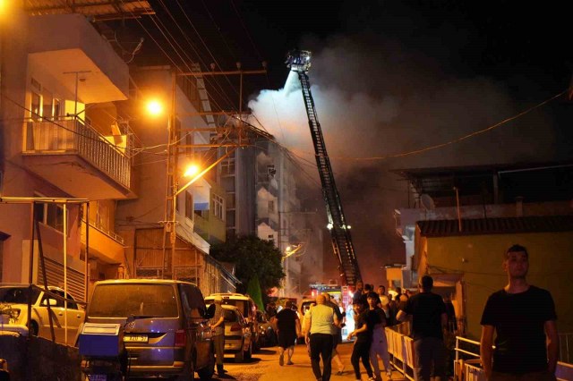 Samsun Cedit mahallesinde 5 katlı apartmanın çatı katında yangın çıktı