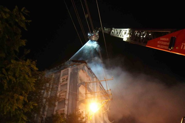 Samsun Cedit mahallesinde 5 katlı apartmanın çatı katında yangın çıktı
