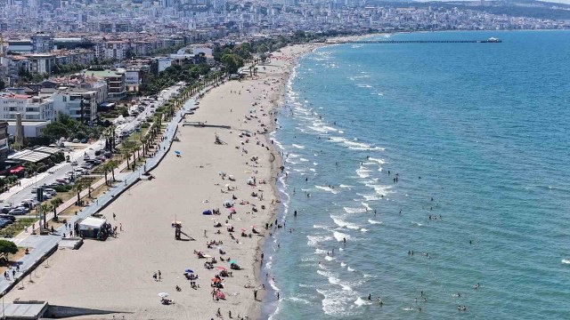 Samsun'da deniz 22 derece, hava 30 derece!  Denize giren üşüyor, girmeyen terliyor