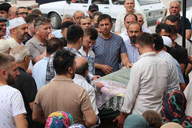 Samsun'un Kavak ilçesinde 5. kattan düşen Simay Arslan'ın cenazesi toprağa verildi