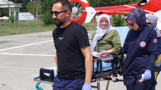 Samsun'da yaşlı kadın ambulans helikopterle hastaneye götürüldü