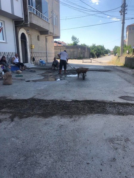 Bafra'da vatandaş kendi imkanlarıyla yolu tamir etti