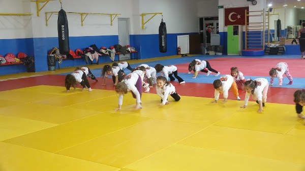 İlkadım'da 12 branşta yaz spor okulları başladı