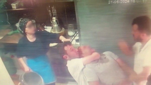 Samsun'da boşandığı eski eşinden dayak yiyen kadını garson kurtardı