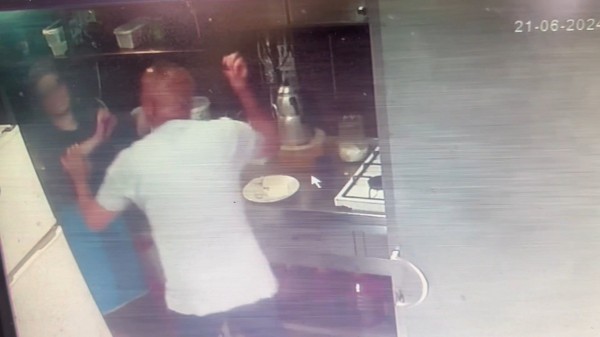 Samsun'da boşandığı eski eşinden dayak yiyen kadını garson kurtardı