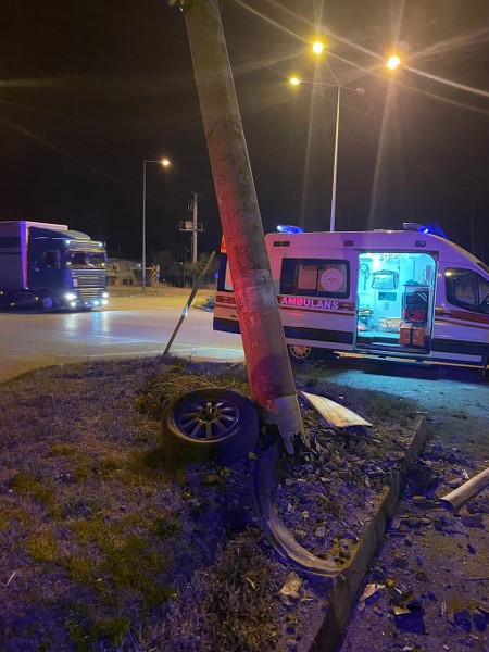 Samsun'da cip beton direğe çarptı: 2 Yaralı
