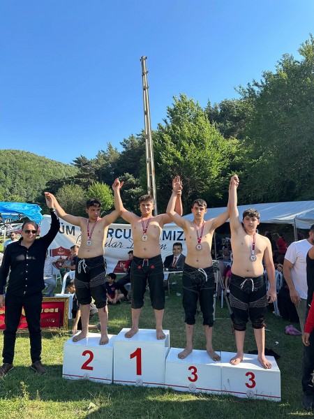 Berke rakiplerinin sırtını yere getirdi