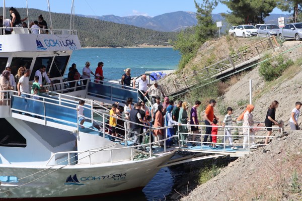Vezirköprü Şahinkaya Kanyonu'nda turizme özel sektör baltası 'Gemi kaptanının talebiyle vatandaş güneşin altında bekletildi'