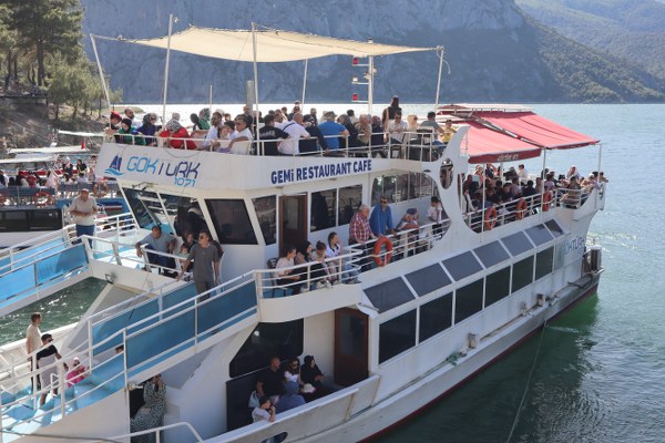 Vezirköprü Şahinkaya Kanyonu'nda turizme özel sektör baltası 'Gemi kaptanının talebiyle vatandaş güneşin altında bekletildi'