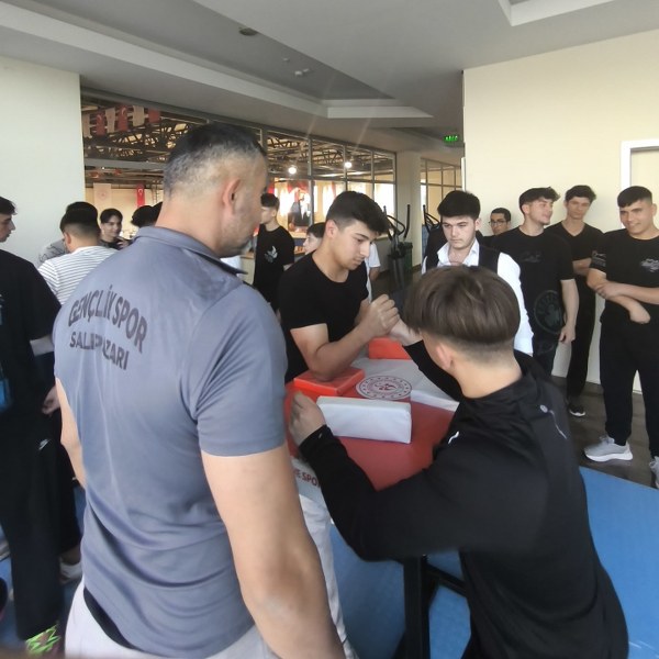 Salıpazarı’nda spor salonu kapılarını açtı