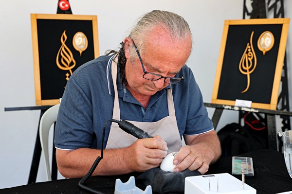 Samsun'da yumurta kabuklarından sanatın en kırılgan halini yapıyor