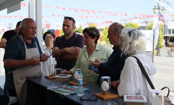 Samsun'da yumurta kabuklarından sanatın en kırılgan halini yapıyor