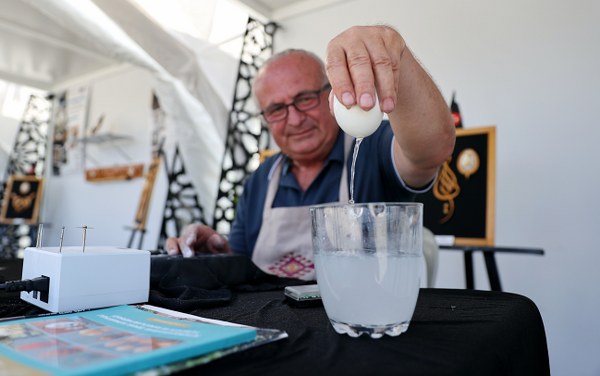 Samsun'da yumurta kabuklarından sanatın en kırılgan halini yapıyor