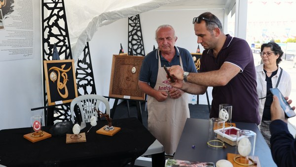 Samsun'da yumurta kabuklarından sanatın en kırılgan halini yapıyor