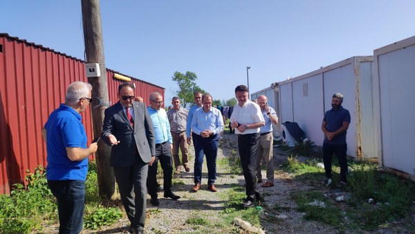 Bafra Kaymakamı Cevdet Ertürkmen tarım işçilerini ziyaret etti