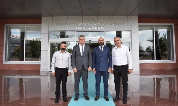 Samsun İl Milli Eğitim Müdürü Murat Ağar, OMÜ Rektörü Yavuz Ünal'a plaket verdi