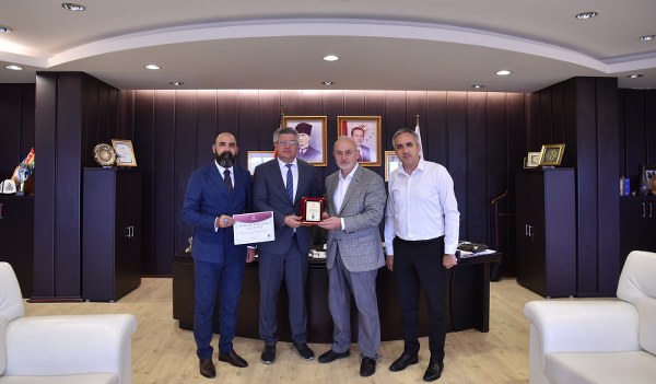 Samsun İl Milli Eğitim Müdürü Murat Ağar, OMÜ Rektörü Yavuz Ünal'a plaket verdi