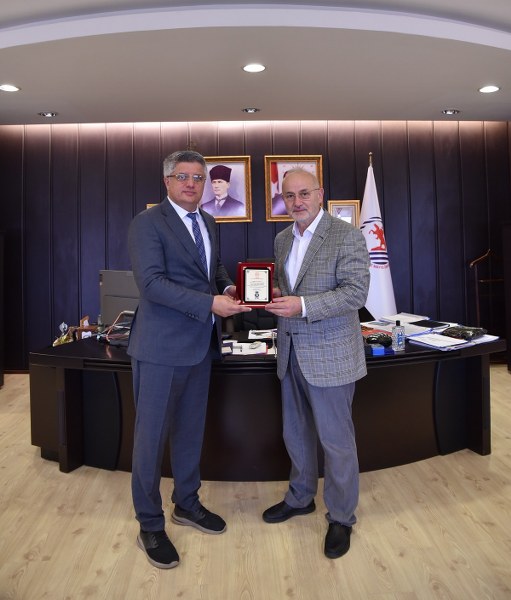 Samsun İl Milli Eğitim Müdürü Murat Ağar, OMÜ Rektörü Yavuz Ünal'a plaket verdi