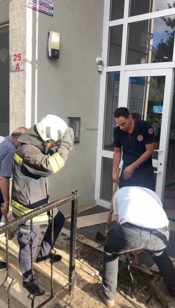 Samsun'da binanın merdiven boşluğundan 2 metrelik yılan çıktı