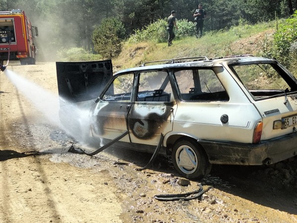 Samsun'da hareket halindeki araç yandı