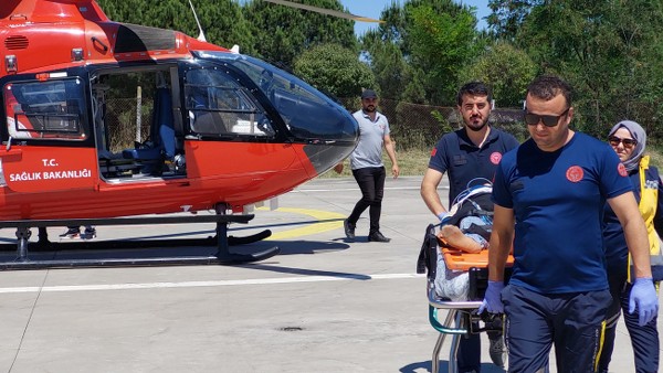 Samsun'da kazada yaralanan yaşlı kadın ambulans helikopterle hastaneye götürüldü