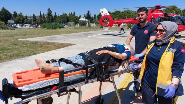 Samsun'da kazada yaralanan yaşlı kadın ambulans helikopterle hastaneye götürüldü