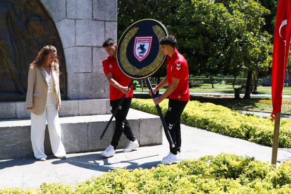 Samsunspor 59. kuruluş yıl dönümünü Atatürk Anıtı'na çelenk bırakarak kutladı