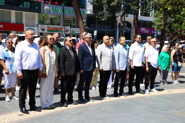 Samsunspor 59. kuruluş yıl dönümünü Atatürk Anıtı'na çelenk bırakarak kutladı