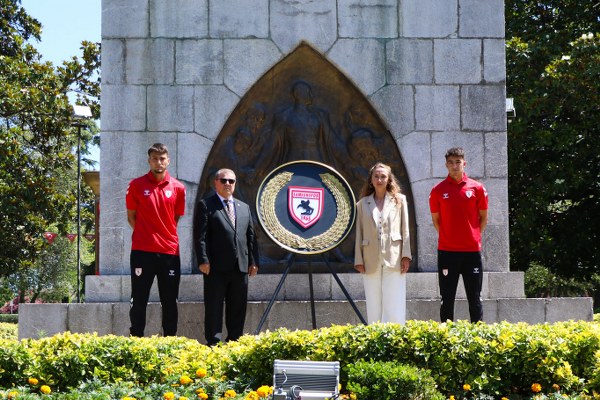 Samsunspor 59. kuruluş yıl dönümünü Atatürk Anıtı'na çelenk bırakarak kutladı