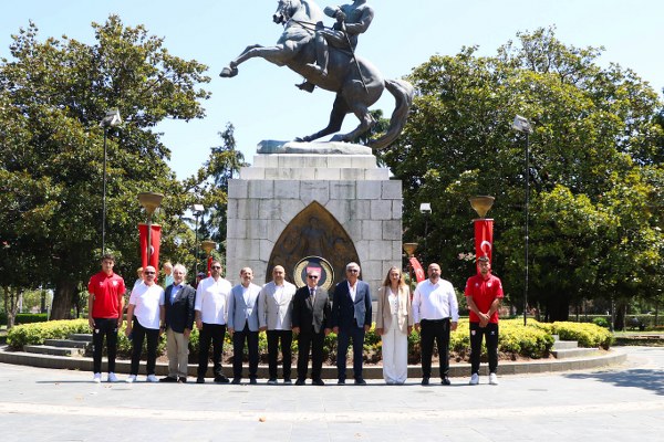 Samsunspor 59. kuruluş yıl dönümünü Atatürk Anıtı'na çelenk bırakarak kutladı
