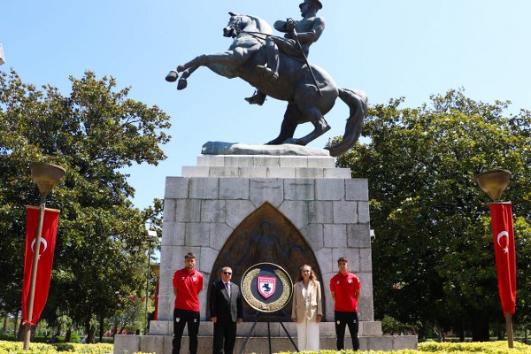 Samsunspor 59. kuruluş yıl dönümünü Atatürk Anıtı'na çelenk bırakarak kutladı