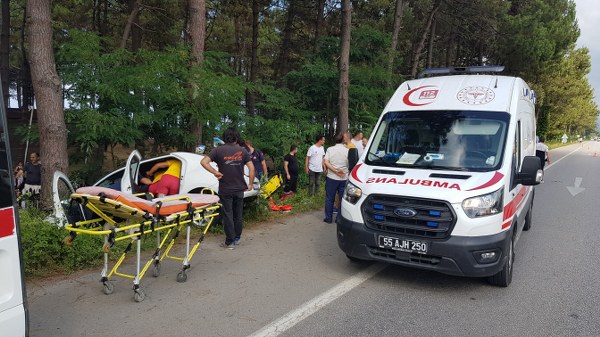 Samsun'da otomobil ağaca çarptı 2 yaralı