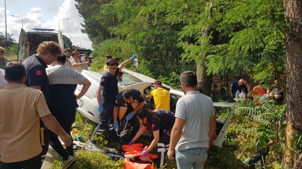 Samsun'da otomobil ağaca çarptı 2 yaralı