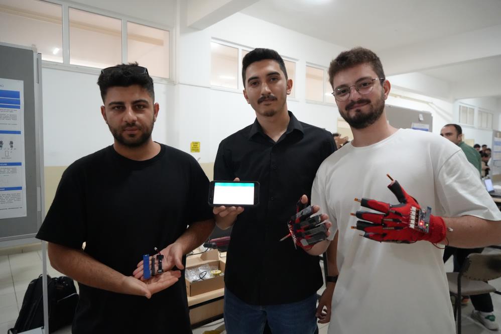 İşaret dillini metne çeviren eldiven tasarladılar